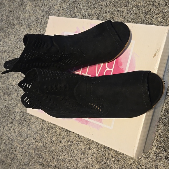 Shoes - Picture 1 of 3